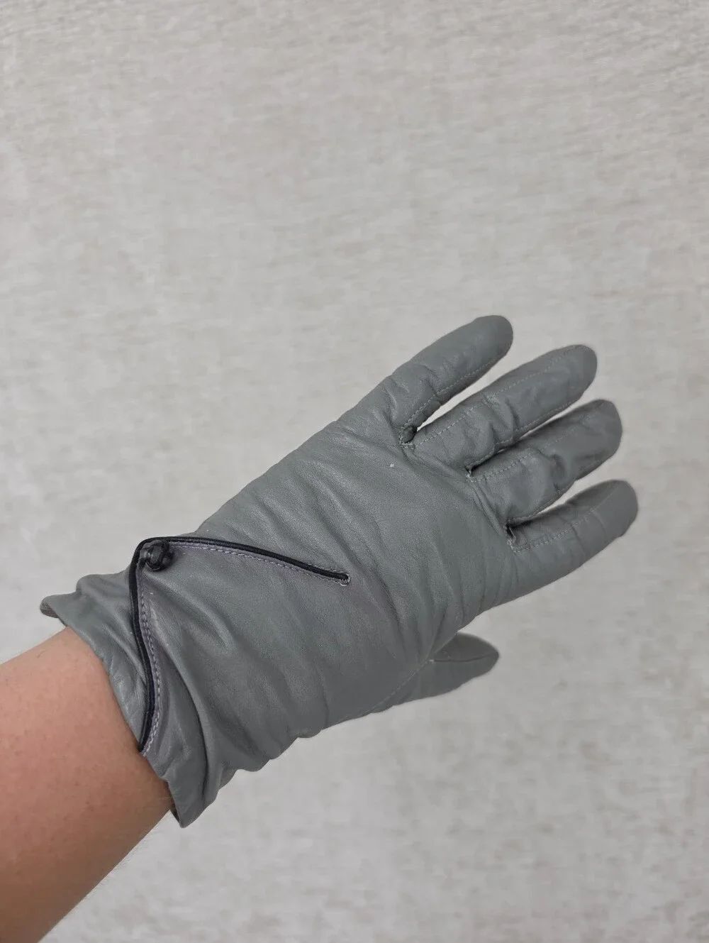 Vintage Leather Driving Gloves Gray with Black Accents And Knot Button